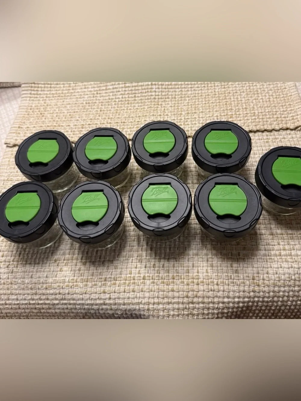 Ball Dry Herb Spice Lids with Stay Open Caps and 4 oz Glass Jars   Lot Of 9
